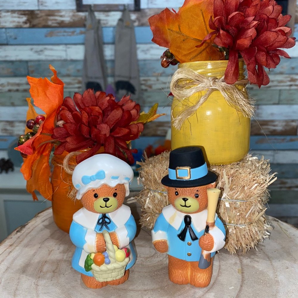 Vintage 1986 Pilgrim Harvest Bears Salt & Pepper Set